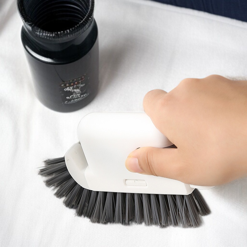 家庭用入り江ブラシで窓の隙間を掃除する様子