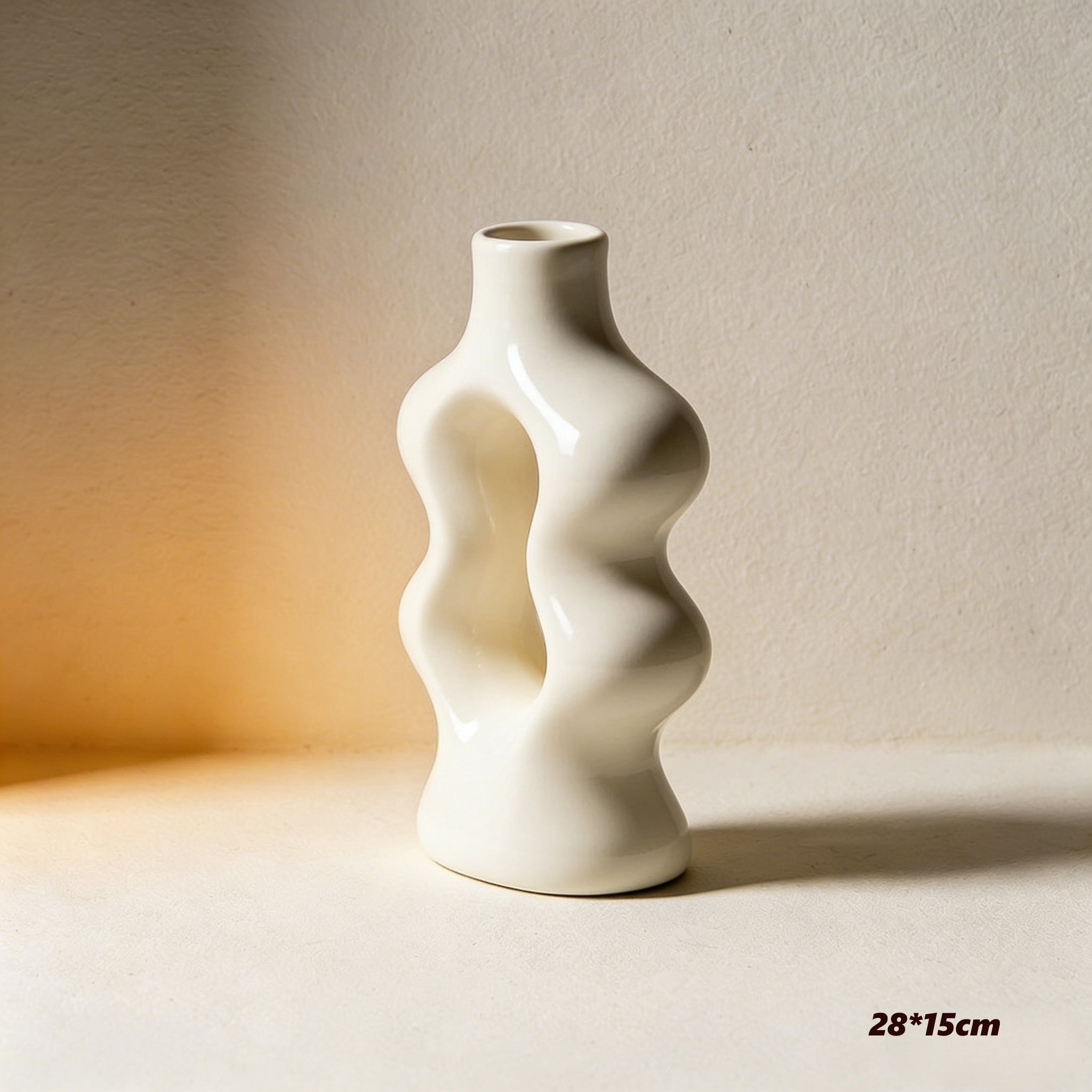 แจกันแก้วใสใส่ดอกไม้สวยงามบนโต๊ะอาหาร