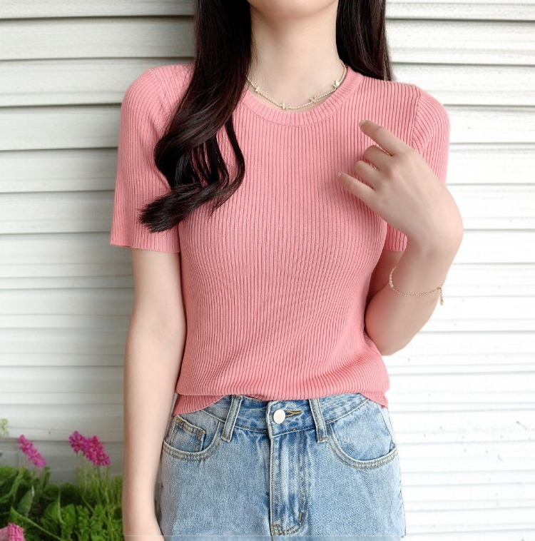 きれいめスタイルにも合う半袖ニットTシャツ