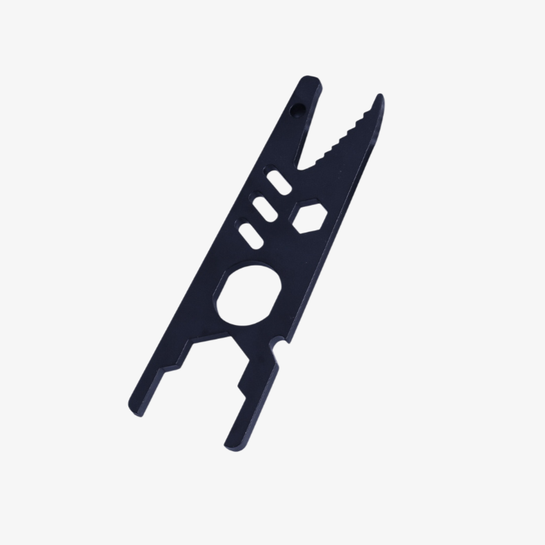 오픈 렌치로 너트 조임 장면