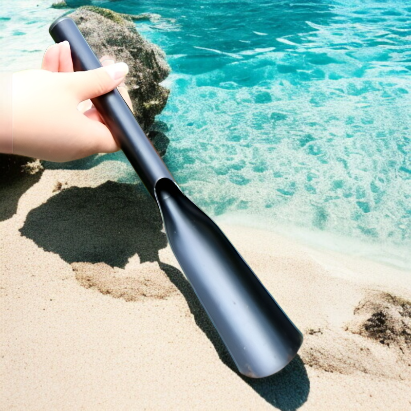 小型ガーデニングシャベルで鉢植え作業