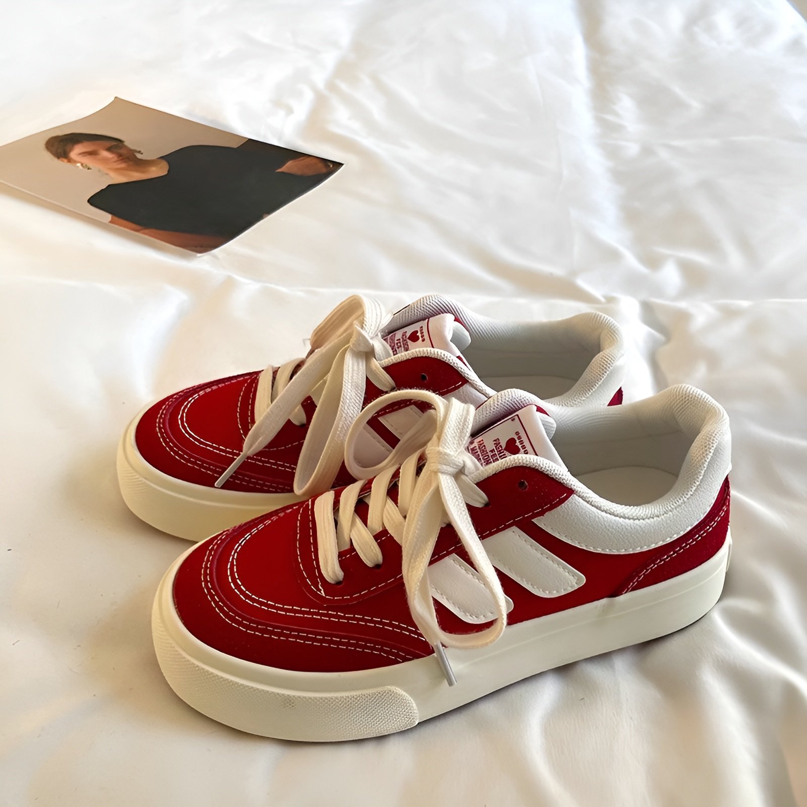 レトロな香港スタイルのカジュアルシューズ、黒のキャンバスシューズ、レディースカジュアルシューズ、新しいスタイルのニッチなデザインの学生シューズ、オールマッチのボードシューズ、レディースイントレンドのカ