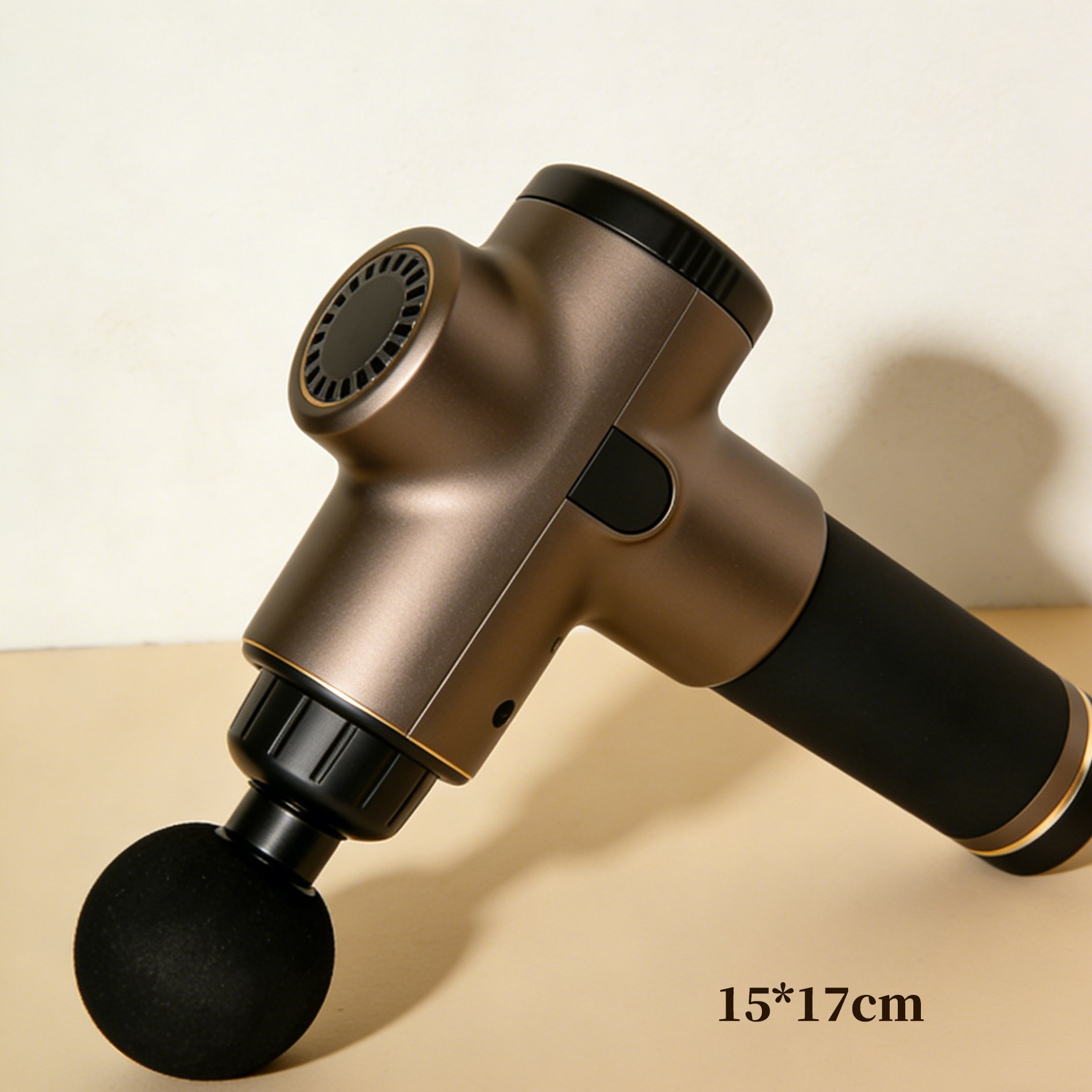 使用筋膜槍按摩肩頸部位