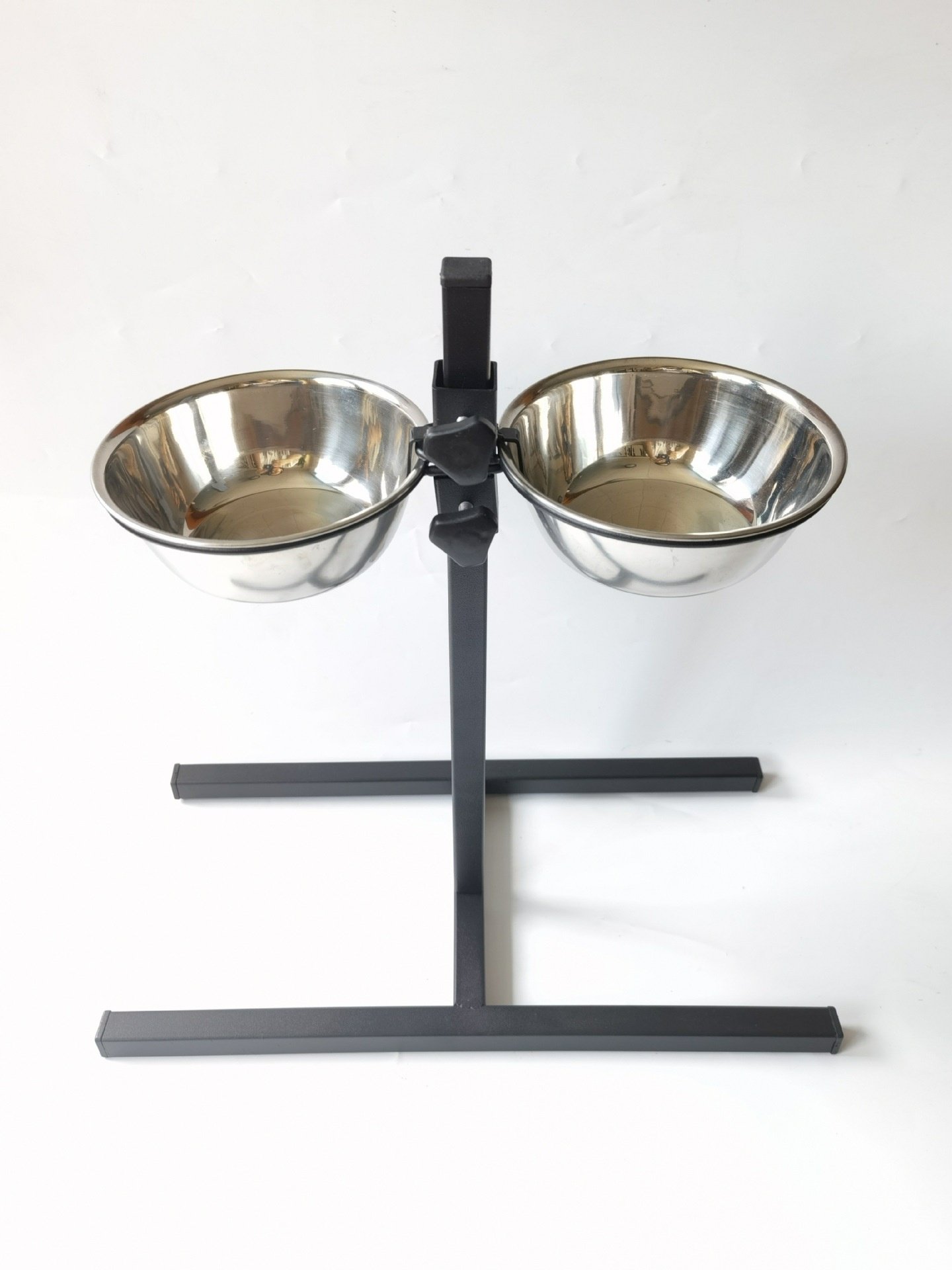 Porte gamelle ajustable pour améliorer la posture du chien