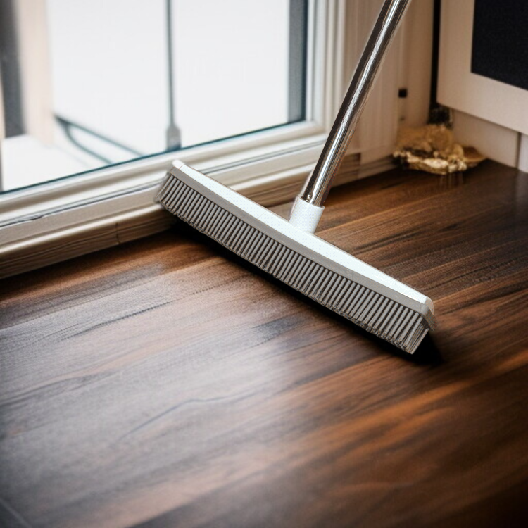 실리콘 연모 브러쉬로 바닥 청소하는 모습