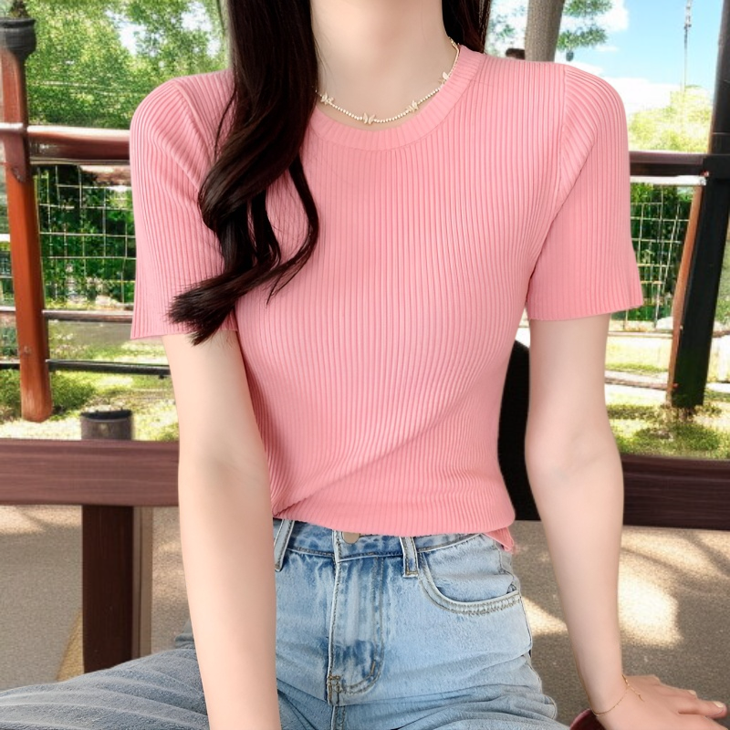 レギンスに合わせやすい半袖ニットTシャツ