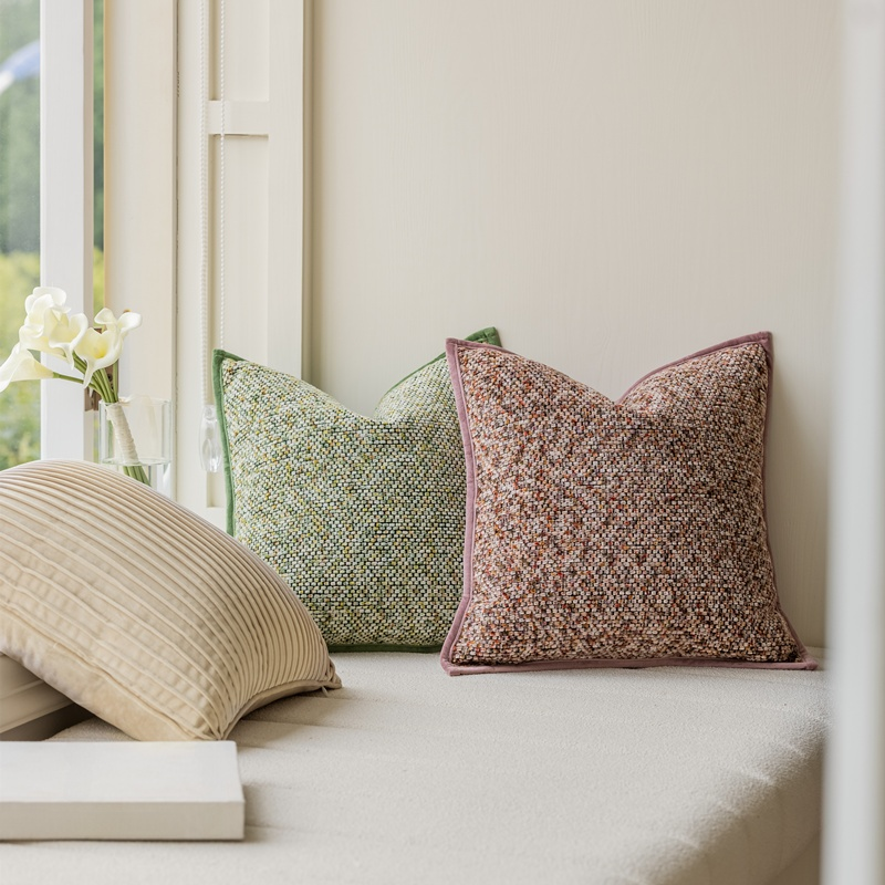 柔らかい生地のスクエアクッション