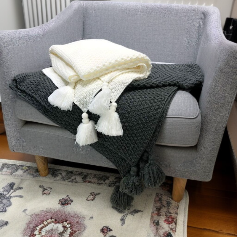 リビングに映えるニットブランケット