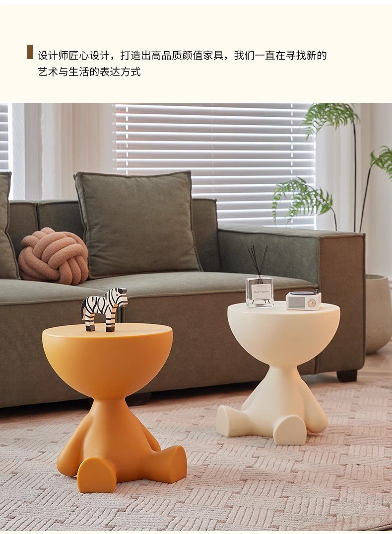 Beweglicher Beistelltisch neben Sofa im Wohnzimmer