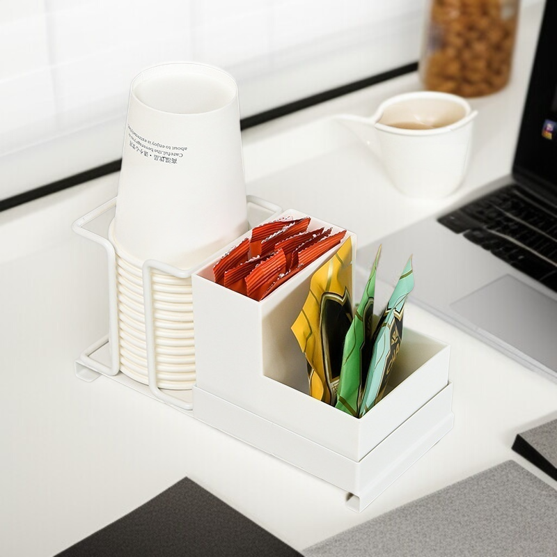 Einwegbecher, Teebeutel und Zucker ordentlich im Organizer verstaut