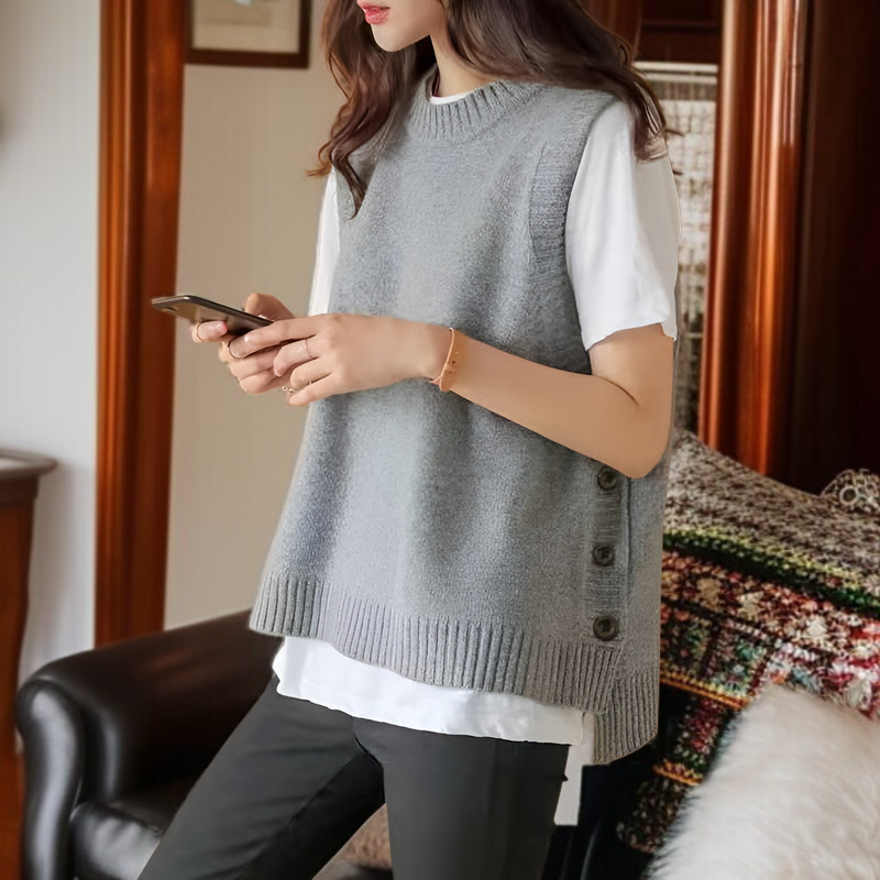 若々しい雰囲気のミスティブルー色ベスト