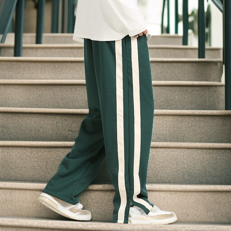 ゆるいストレートシルエットの長ズボン