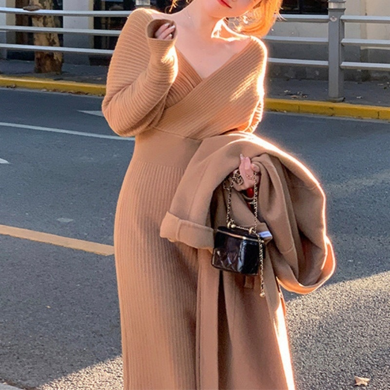 気質アップのVネックタイトワンピース着用イメージ