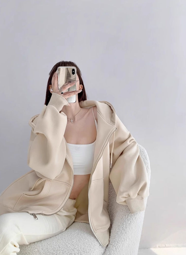 ゆったりシルエットのカジュアルパーカー