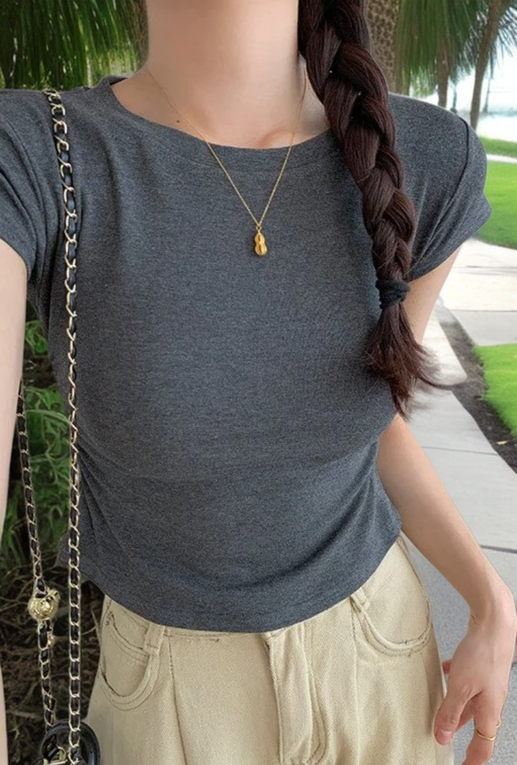 丸首デザインが特徴の夏用レディースシャツ