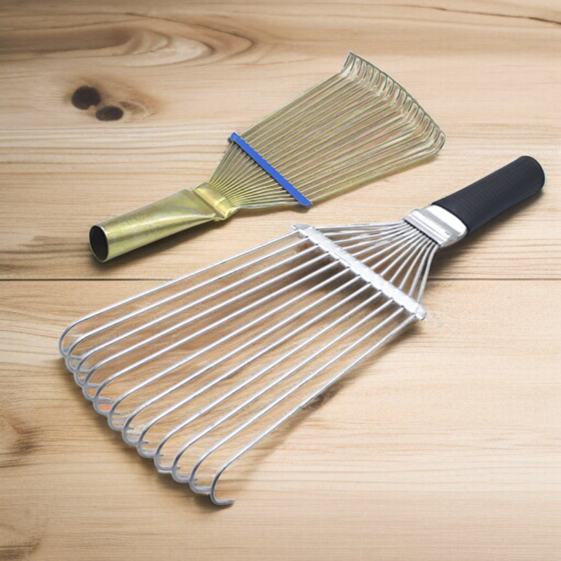 ウールヘアーコームで繊維を美しく整える