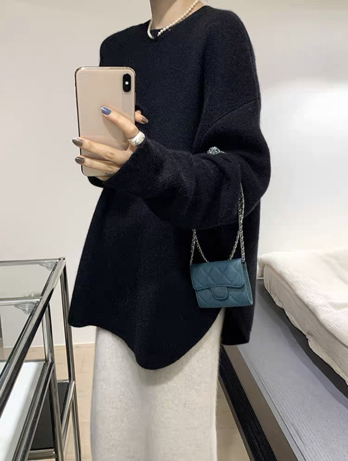 重ね着にも最適なゆったりミディ丈セーター