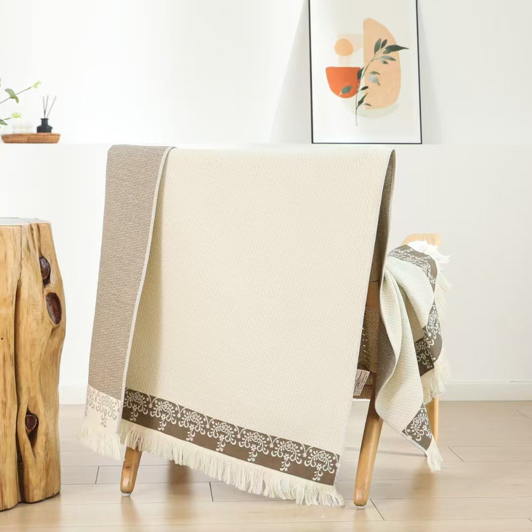 Serviette de bain à pompons en gaze multicouche