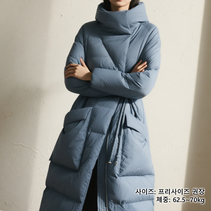 겨울 야외에서 블루 롱다운 자켓 스타일링