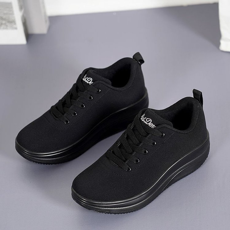 新作スポーツシューズ多色展開