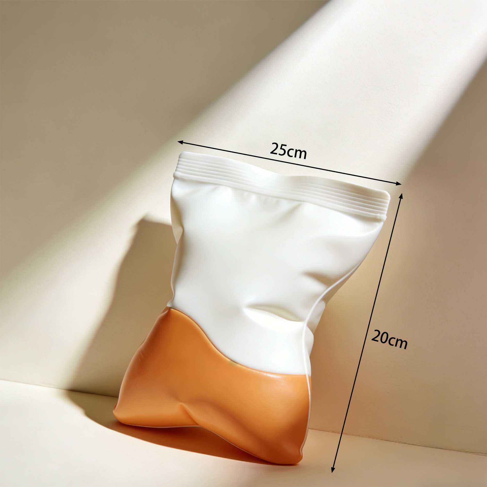 심플하고 세련된 블랙 디자인 장식품