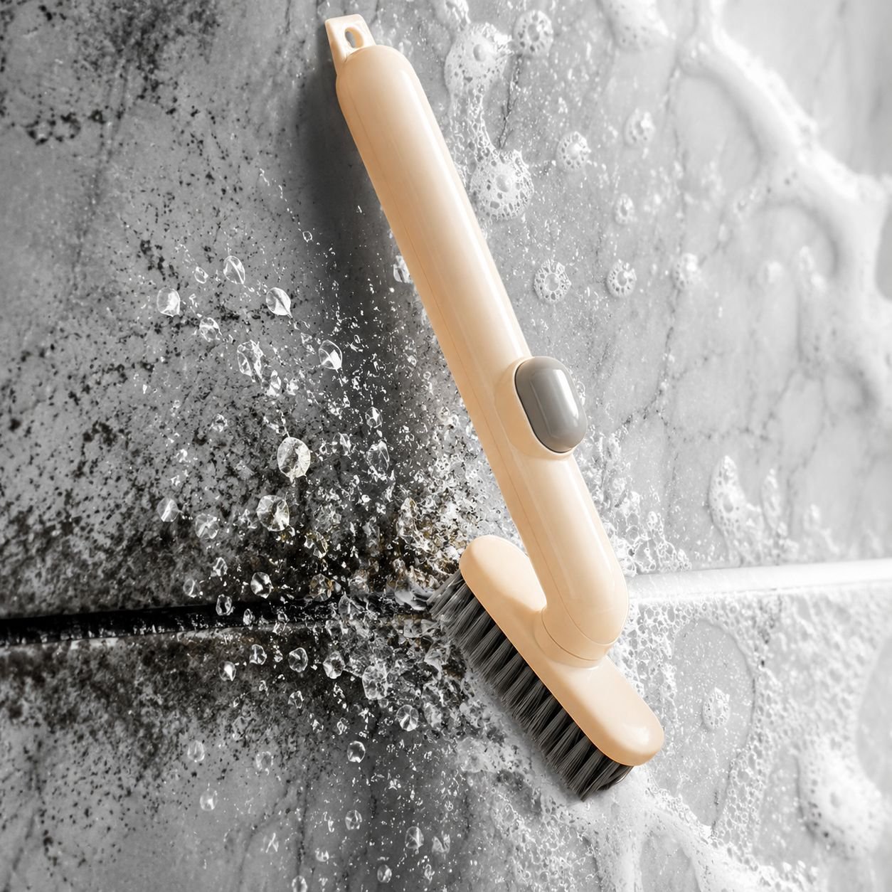 Brosse de nettoyage pour fentes de salle de bain avec réservoir à liquide