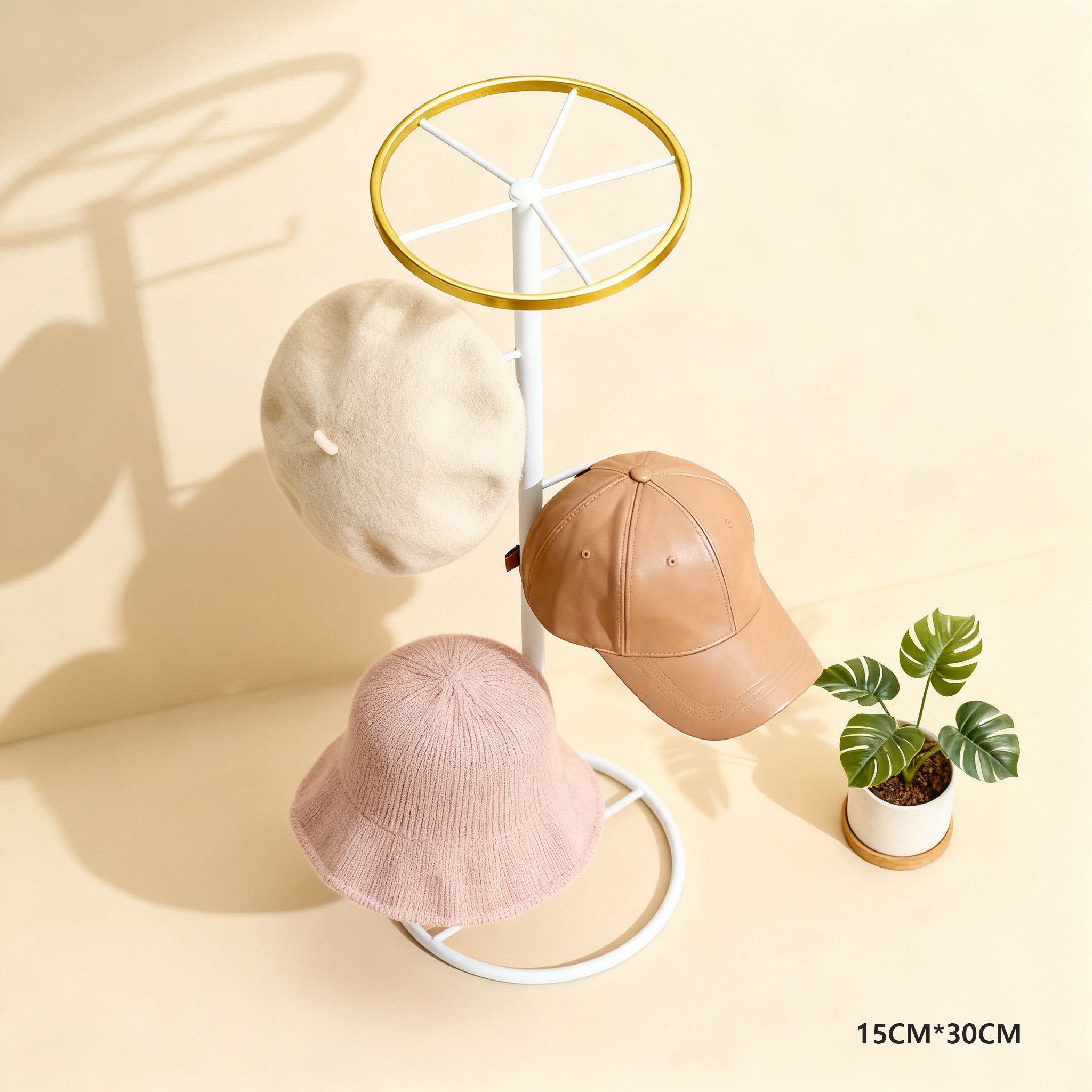 벽에 설치된 모자 정리대 사용 예시