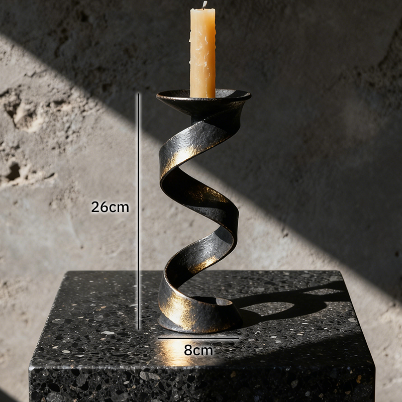 감각적인 디자인의 캔들 홀더 세트