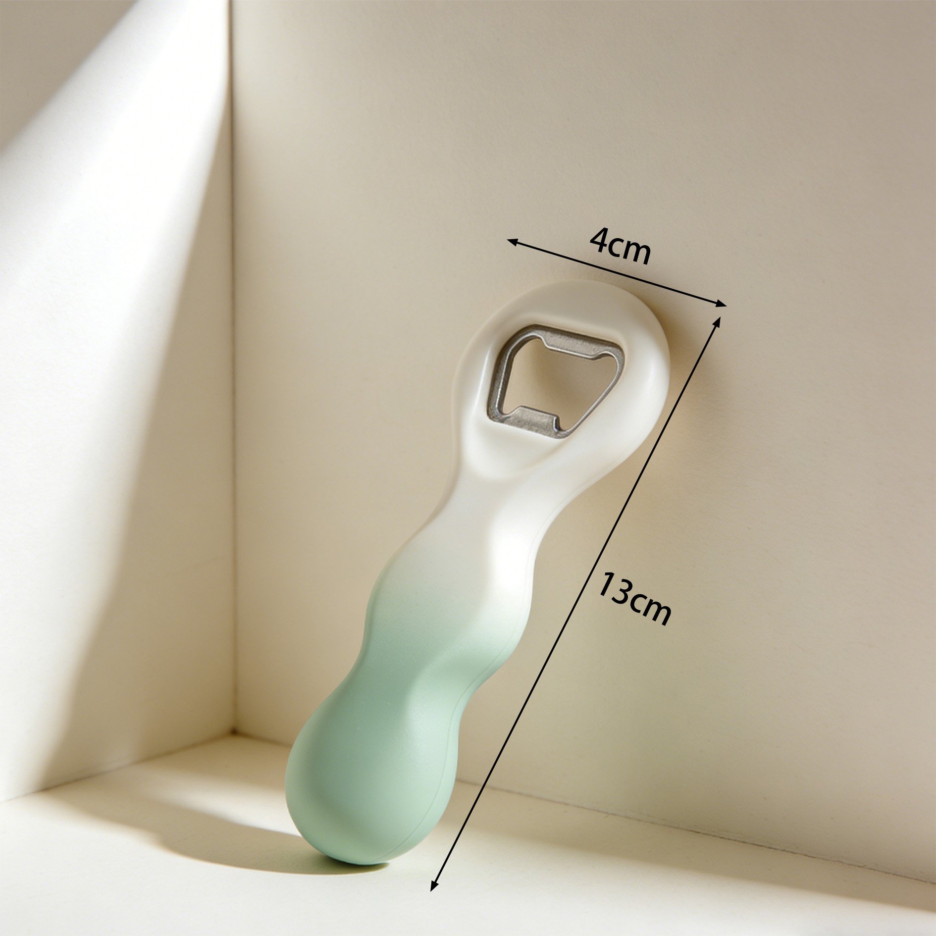 ビール瓶を開けるボトルオープナー