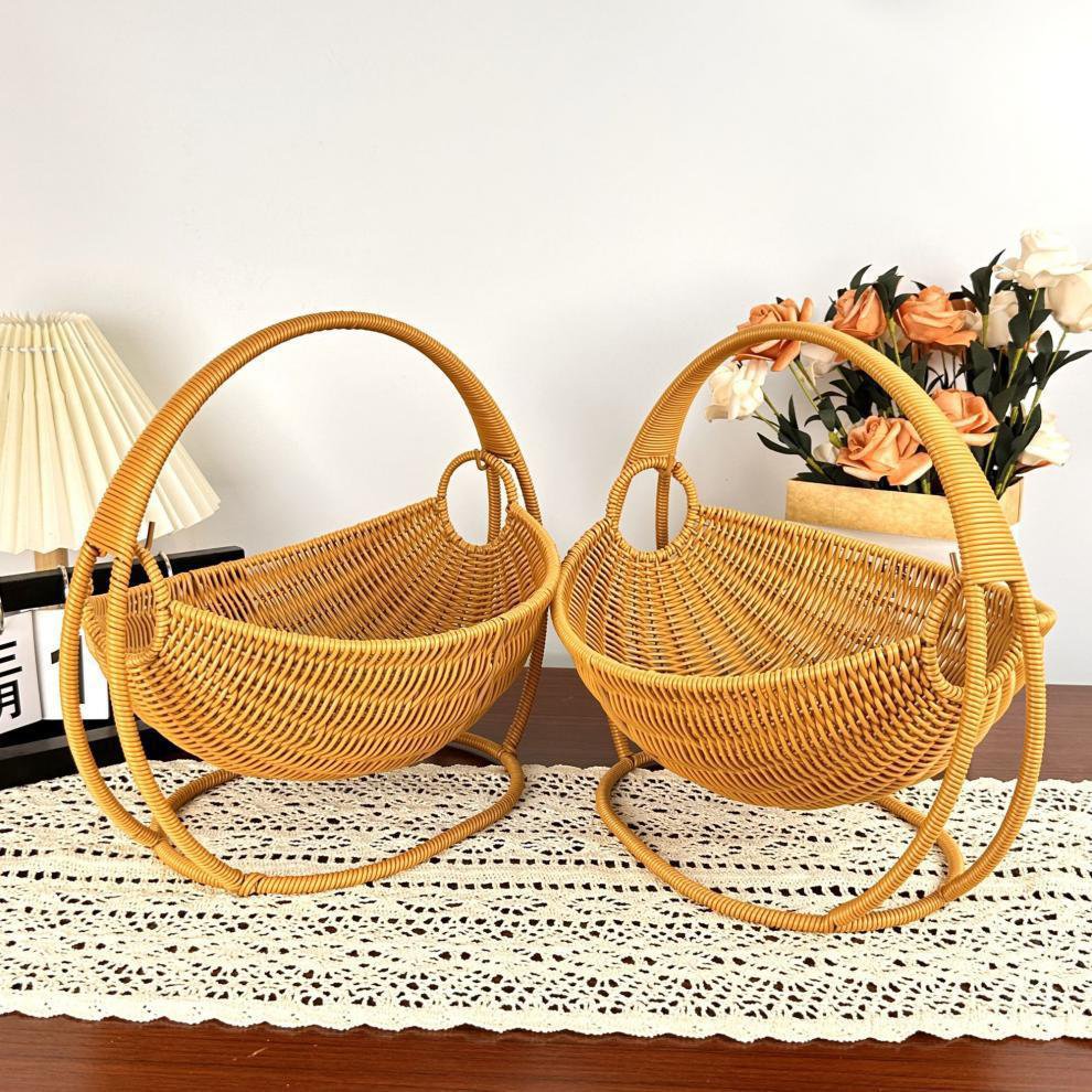 Cama columpio para gatos de ratán sintético en sala moderna