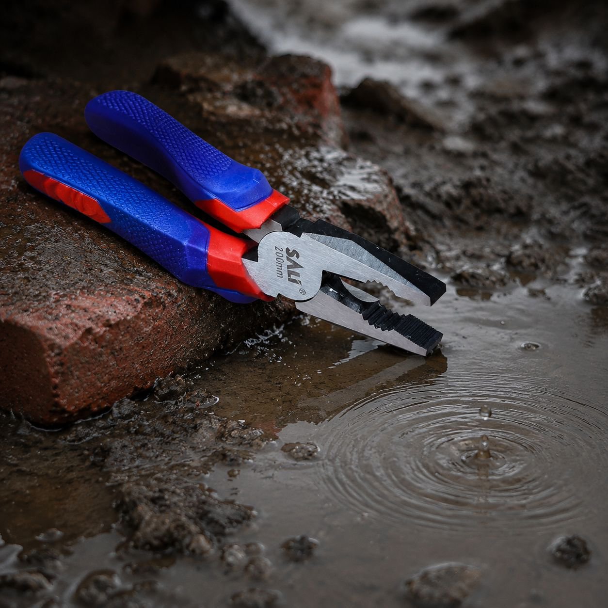 Durable steel construction of Sali needle nose pliers