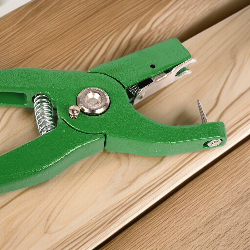 獣医用イヤータギングプライヤーの安全な使用方法