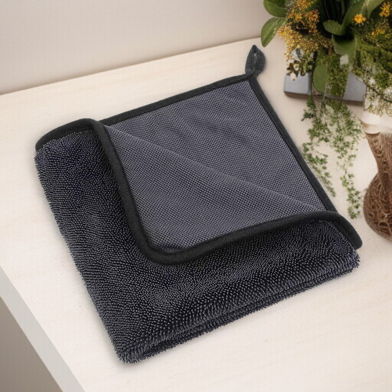 자동차 세차용 도톰한 타올 사용 예시