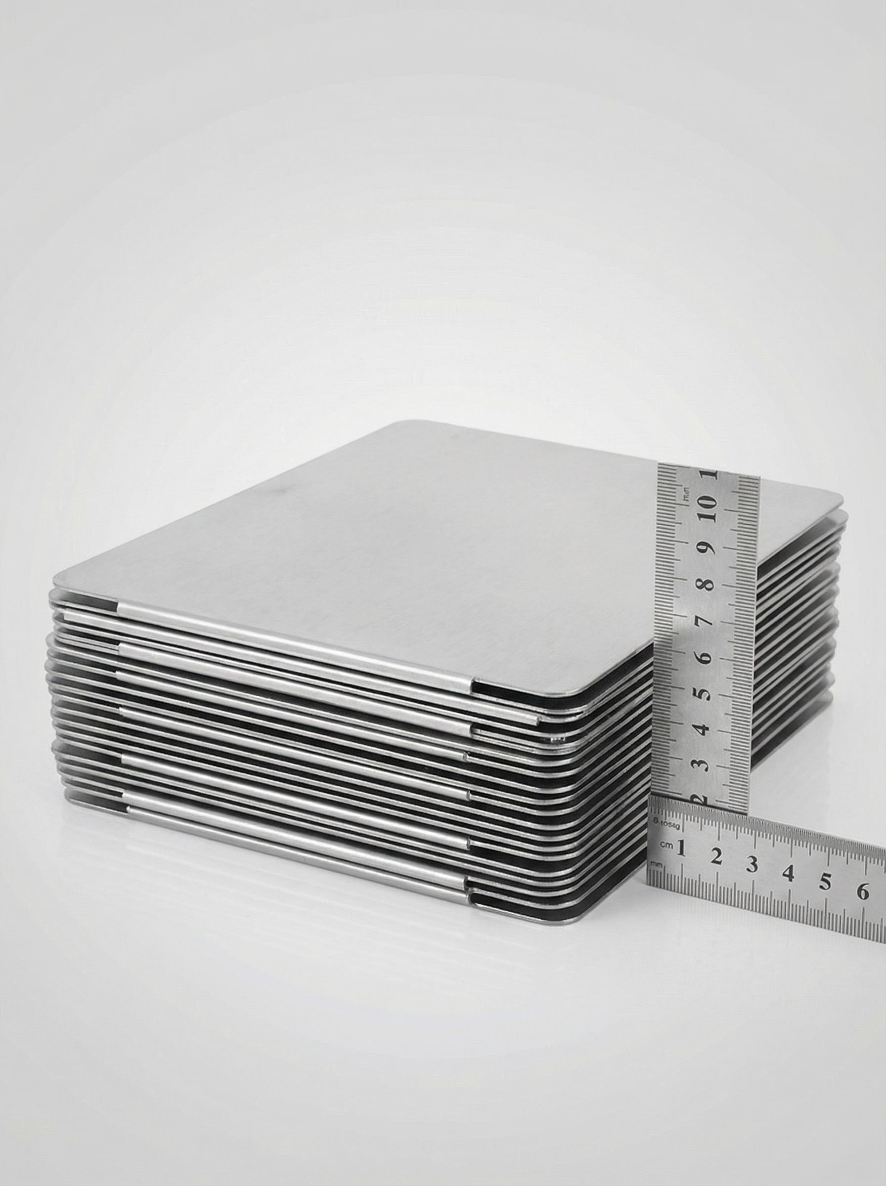 Przenośny grill ogrodowy przygotowany do grillowania