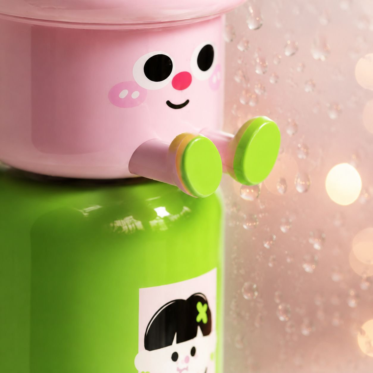 여러 칫솔과 치약을 정리한 자석 칫솔컵 거치대