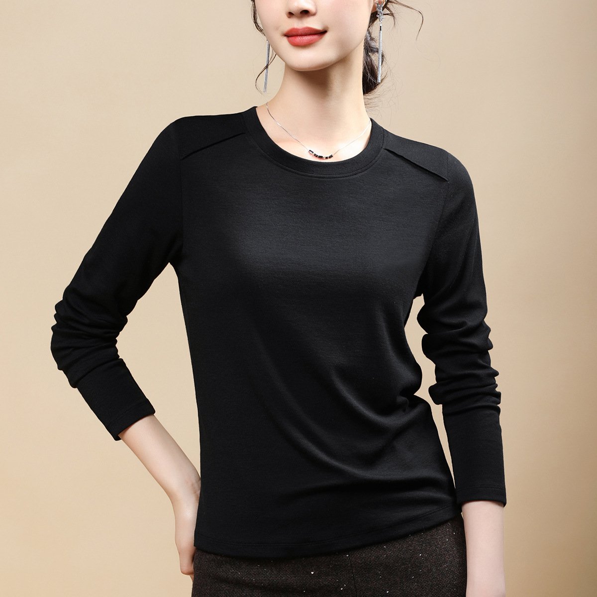 伸縮性のある肩デザインのレディースTシャツ