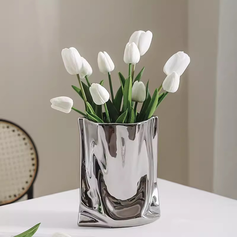 シルバーの陶器製花瓶