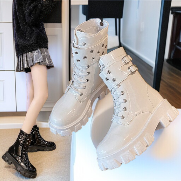 太めヒールのマーチンブーツサイドビュー