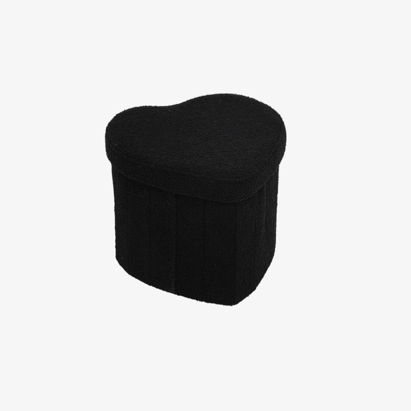 Taburete de almacenamiento en forma de corazón de felpa Teddy sobre alfombra