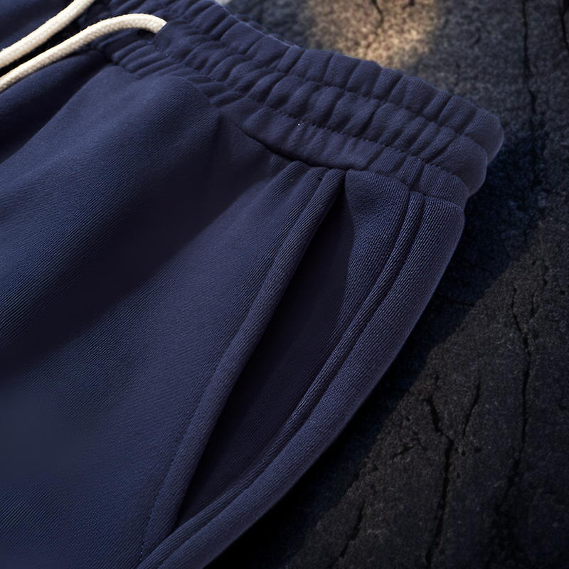 厚手ストレートパンツのフロントデザイン