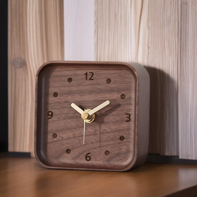 北欧デザインのシンプルな木製目覚まし時計
