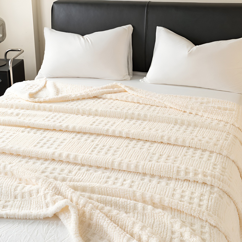 Thick and warm double-sided plush blanket with waffle pattern jacquard