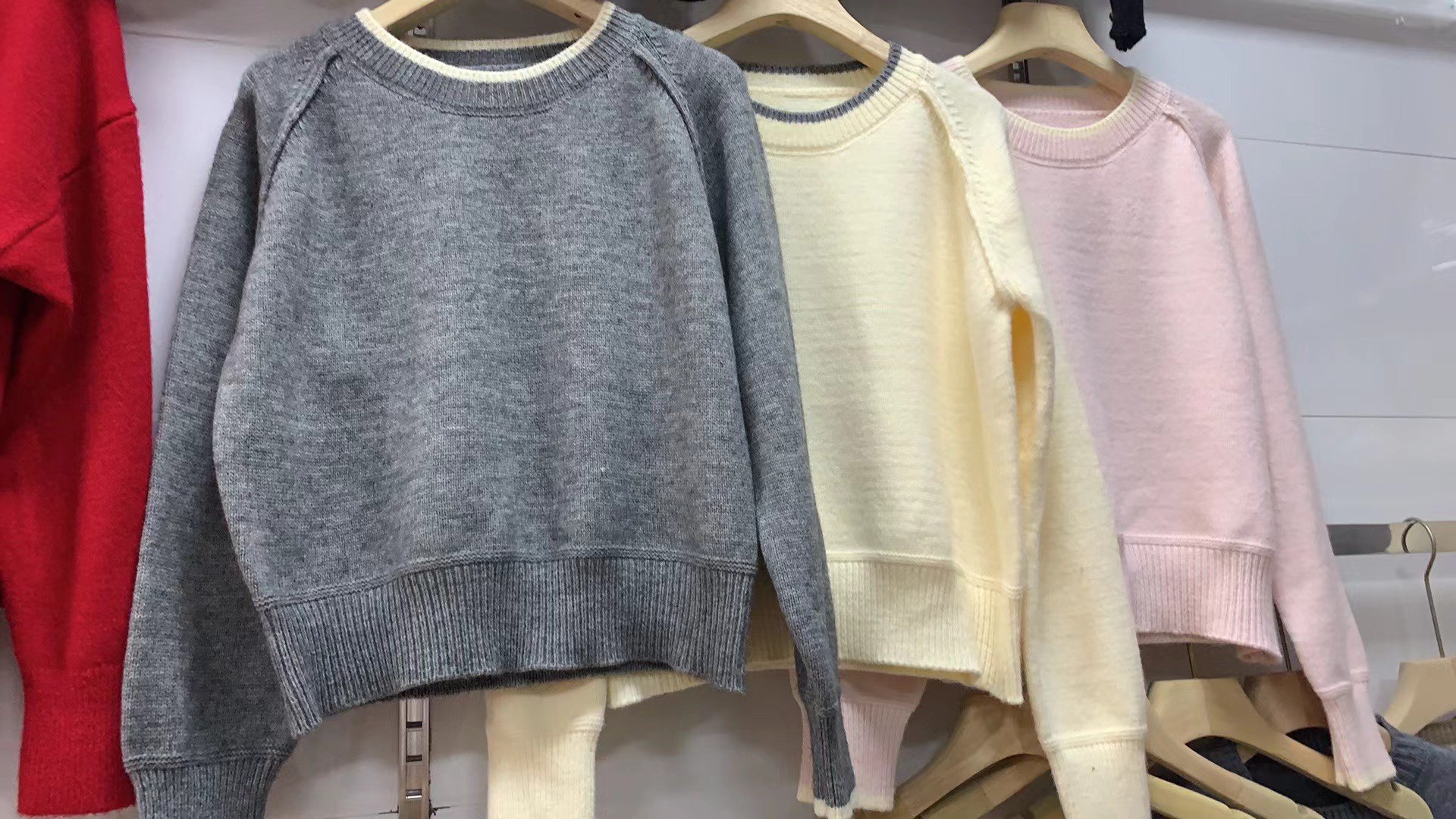 ゆったりフィットの暖かい防寒セーター正面画像