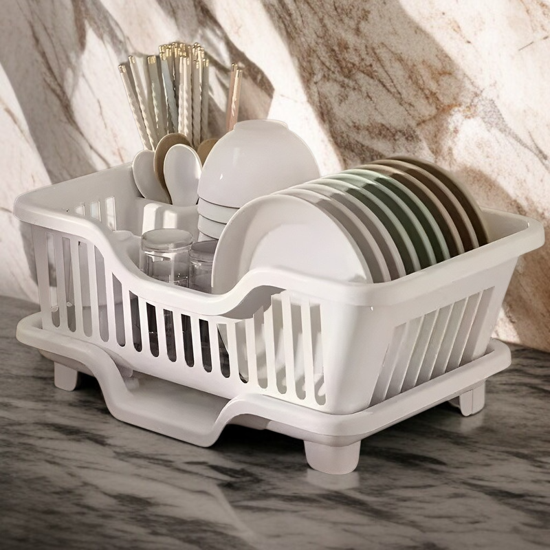 깔끔하게 정리된 주방 싱크대 선반