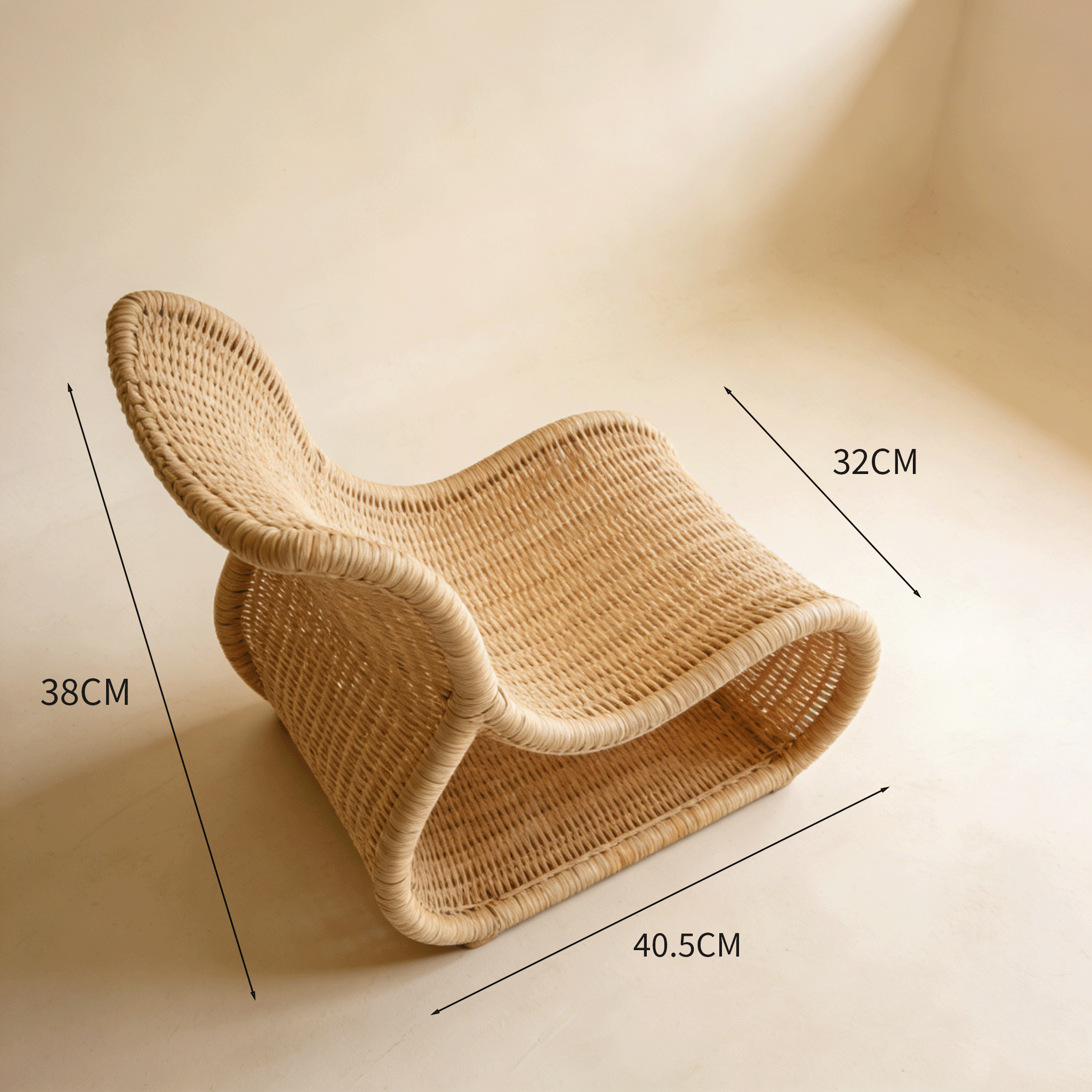 เก้าอี้หวายรูปทรงพิเศษ วางในห้องนั่งเล่น