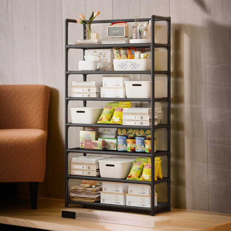 다층 수납 선반에 다양한 물건 정리