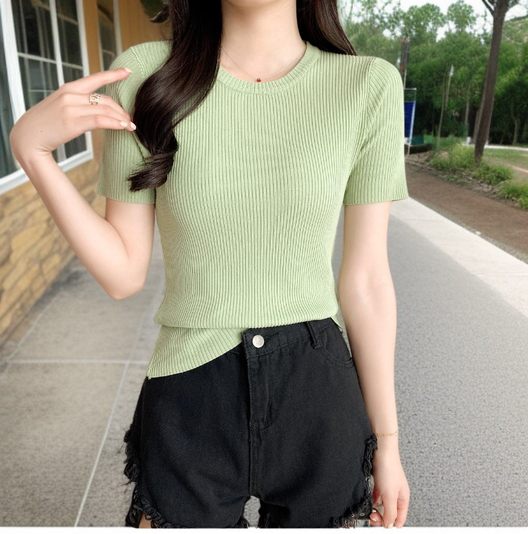 柔らかい素材感が伝わる半袖ニットTシャツ