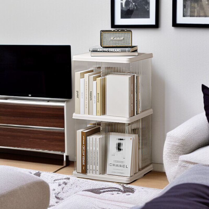 거실에 놓인 책장과 다양한 소품 진열