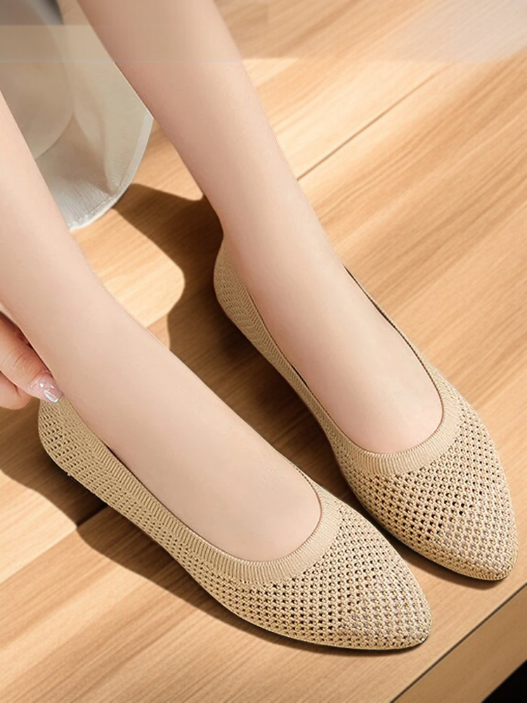 니트 소재로 제작된 여성 컴포트 슈즈