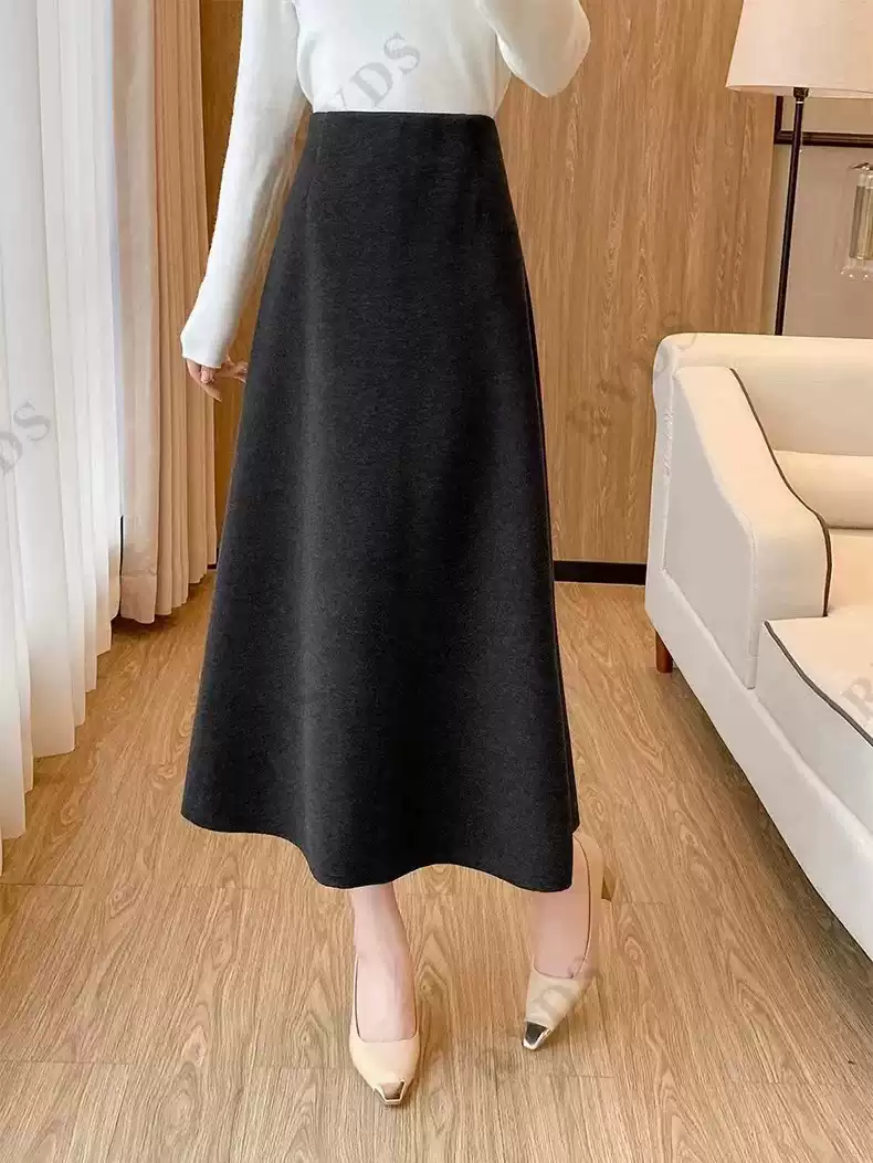 겨울철 포근함을 더하는 미디 스커트